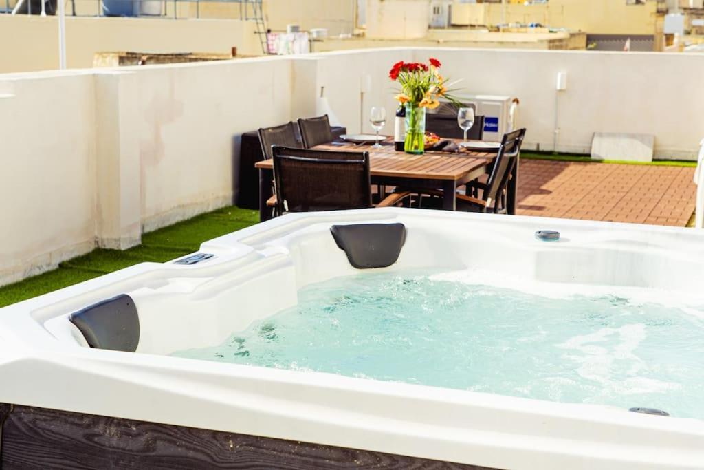 슬리에마 Luxury Designer Penthouse With Private Jacuzzi 아파트 외부 사진